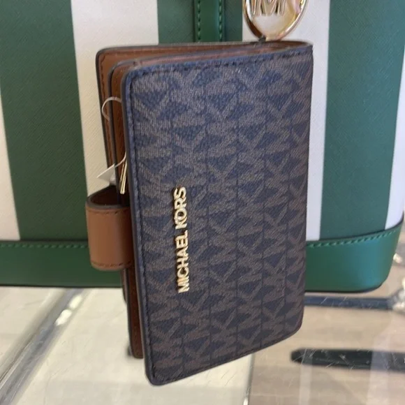 MICHAEL KORS
Jet Set Travel Md Bifold Zip Signature Logo Wallet 
Brown Sign
NWT - Picture 11 of 12